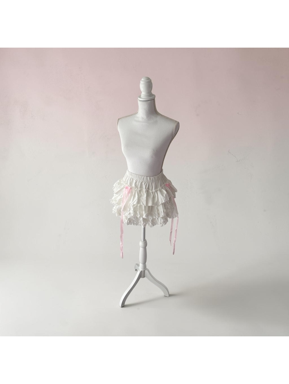 Cute white y2k ruffle skirt with pink bows